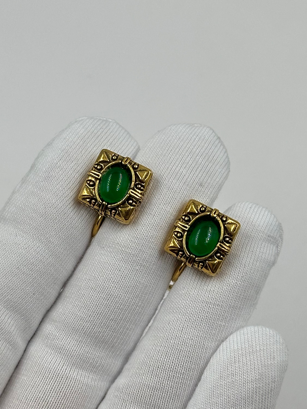 Клипсы с зелёными кабошонами Goldette