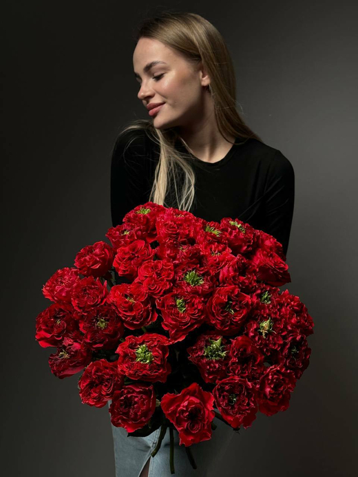 Букет из 35 красных пионовидных роз под ленту