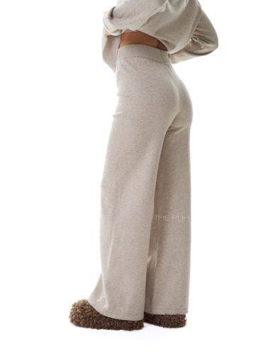 Бежевый трикотажный костюм с сердцем