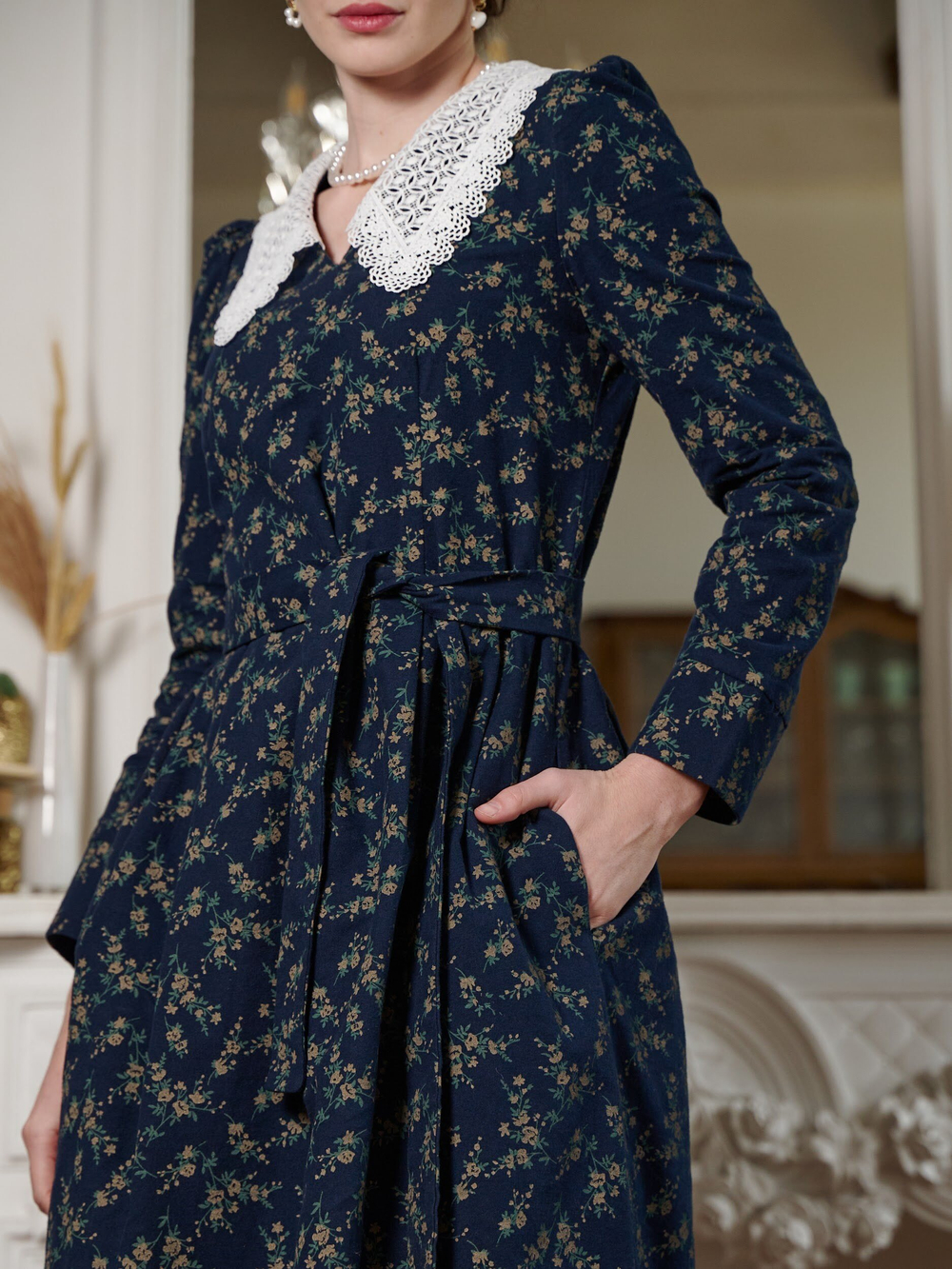 Платье с кружевным воротником