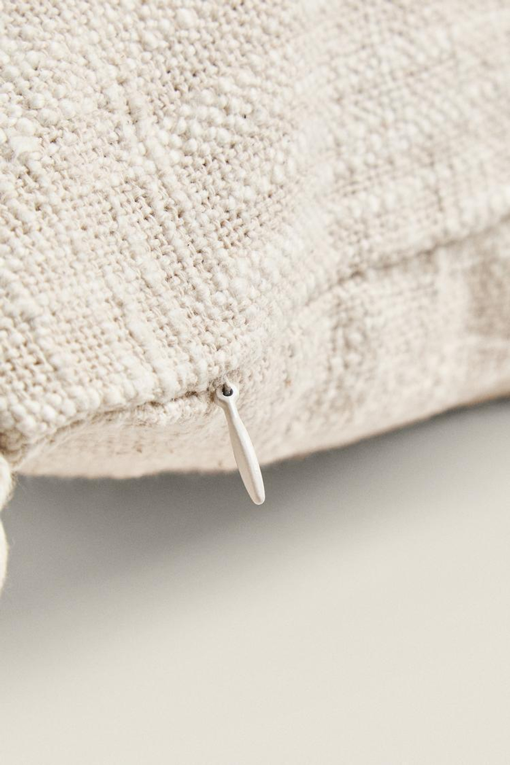 ZARA HOME ЧЕХОЛ ДЛЯ ДЕКОРАТИВНОЙ ПОДУШКИ С ВЫШИВКОЙ И КИСТОЧКАМИ ПО КРАЯМ, РОЗОВЫЙ