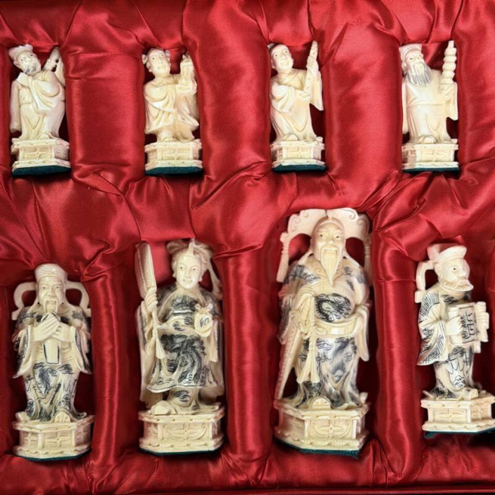 Резные шахматы из слоновой кости