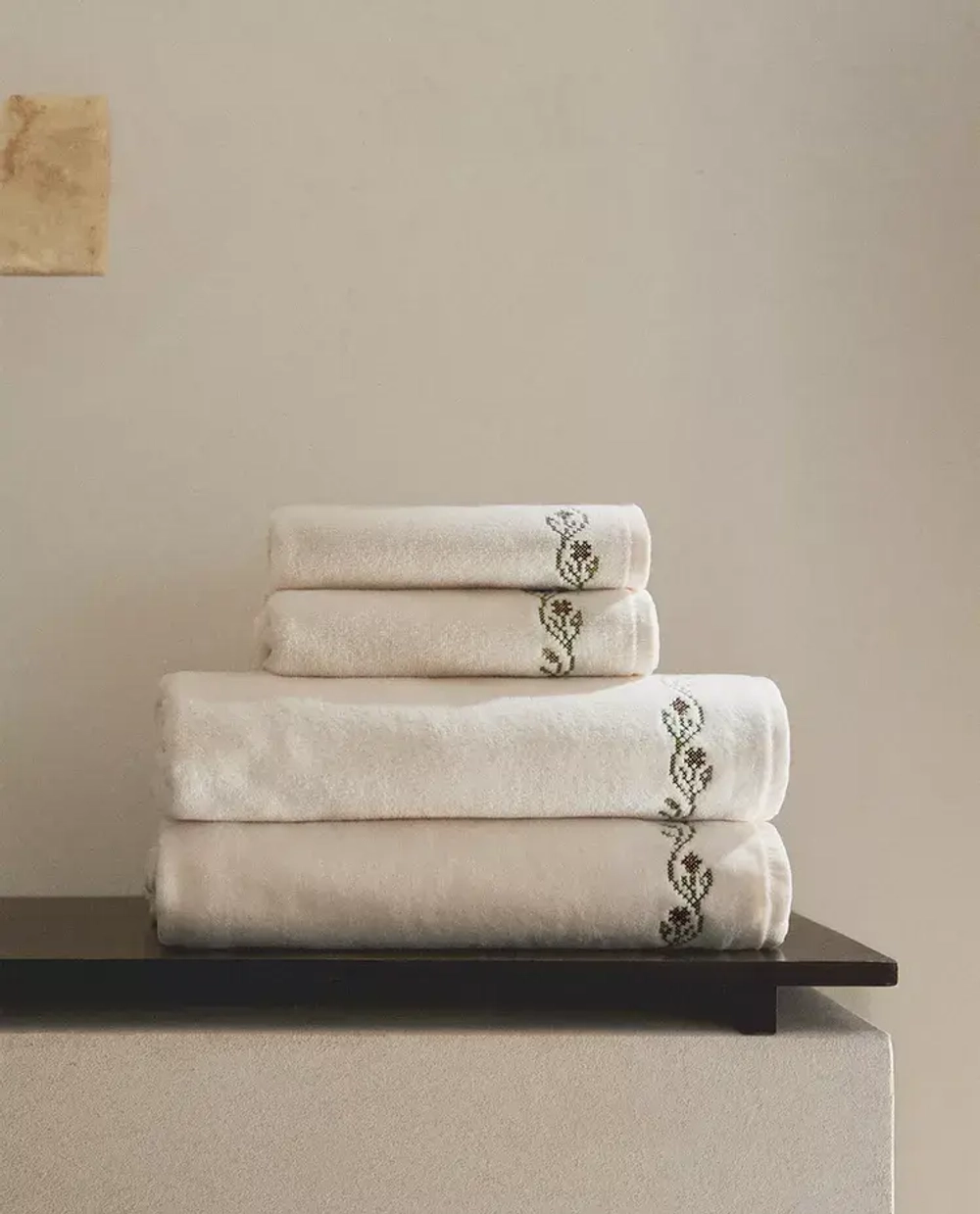 ZARA HOME БАННОЕ ПОЛОТЕНЦЕ С ВЫШИВКОЙ, ЦВЕТ СЛОНОВОЙ КОСТИ