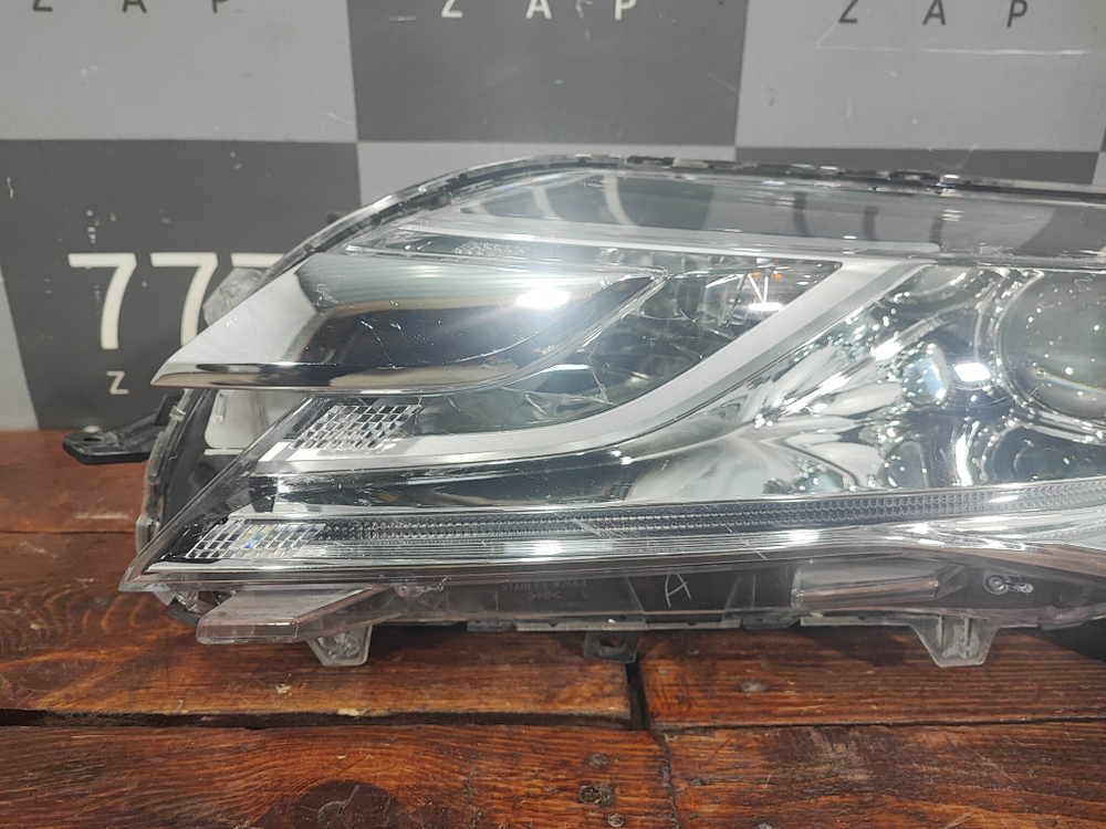 Фара левая Галоген Mitsubishi Pajero Sport 3 15-21 Б/У Оригинал 8301C793