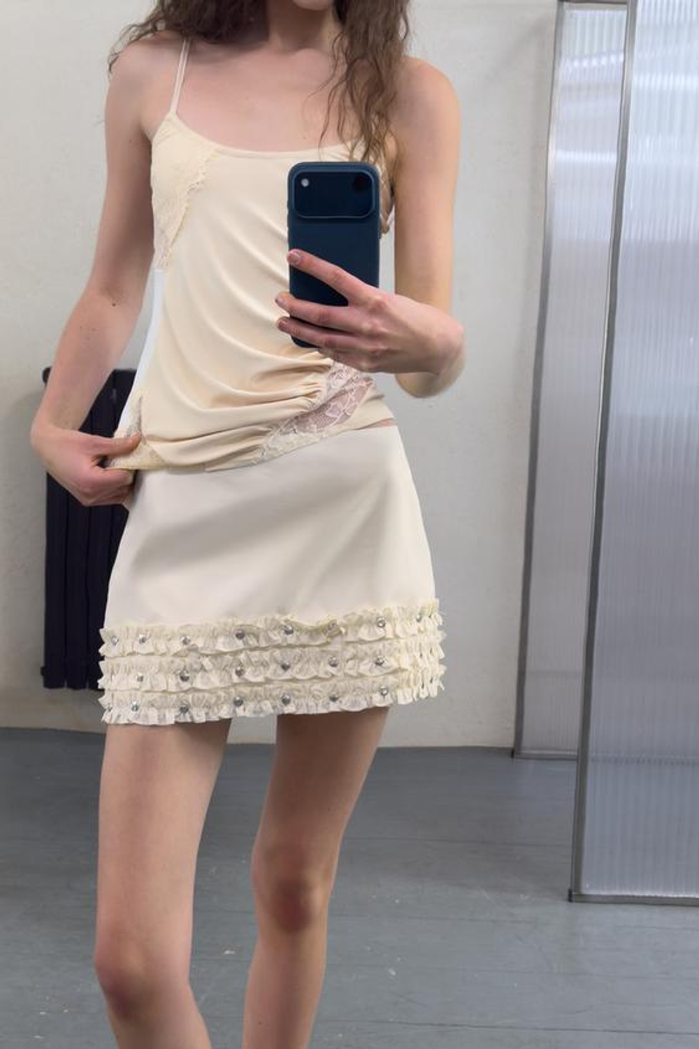 ZARA МИНИ-ЮБКА С ВОЛАНАМИ И ЗАКЛЕПКАМИ, ЭКРЮ