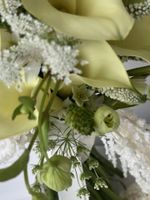 Свадебный букет из белых калл, лизиантуса, хелеборуса, вероники и амаранта