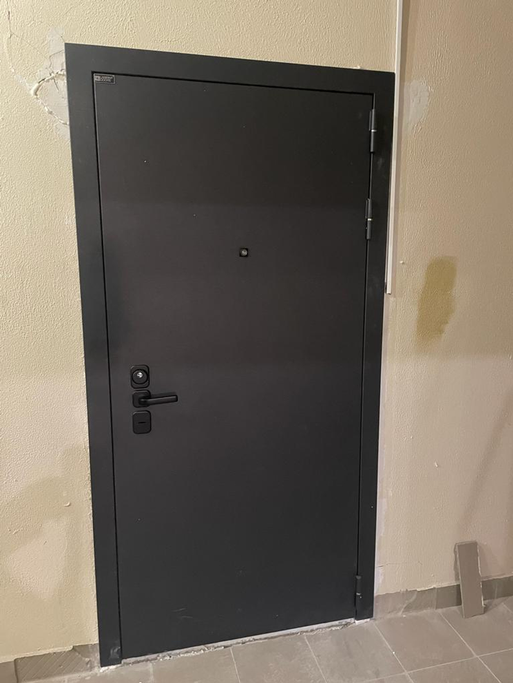 Дверь входная Лабиринт ACUSTIC  24 Бетон светлый металлическая