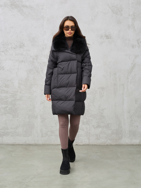 Удлиненный женский пуховик с меховым воротником черного цвета