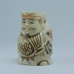 Нэцкэ Эбису со свещенной рыбой Тай