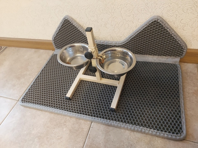 Коврик с бортиком под миску для кошек и собак. Острые ушки. Размер 59*31 см. Цвет - Серый.