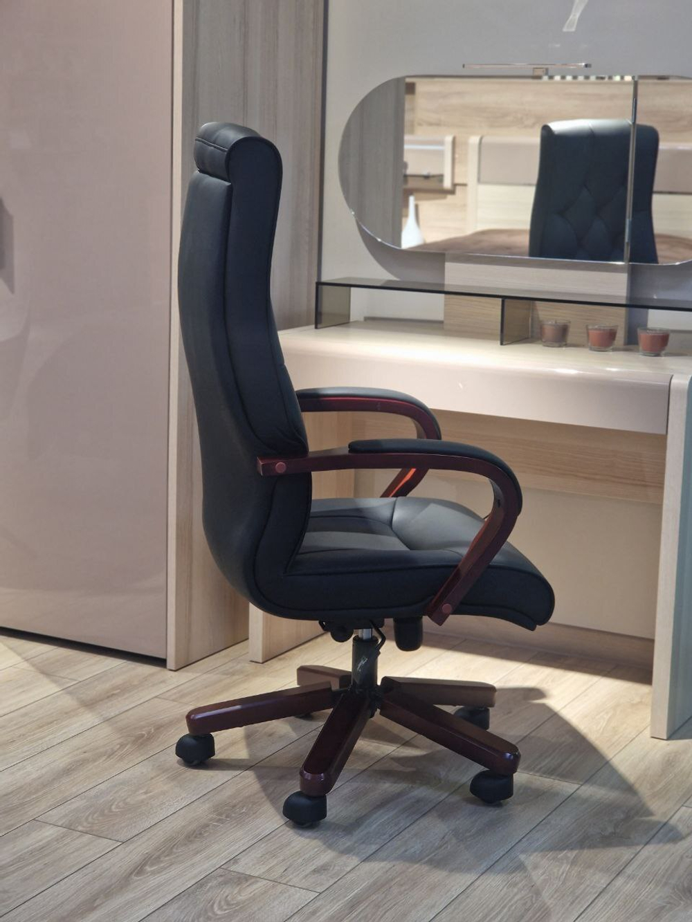 Кресло офисное 2338 582045 Black color LEATHER