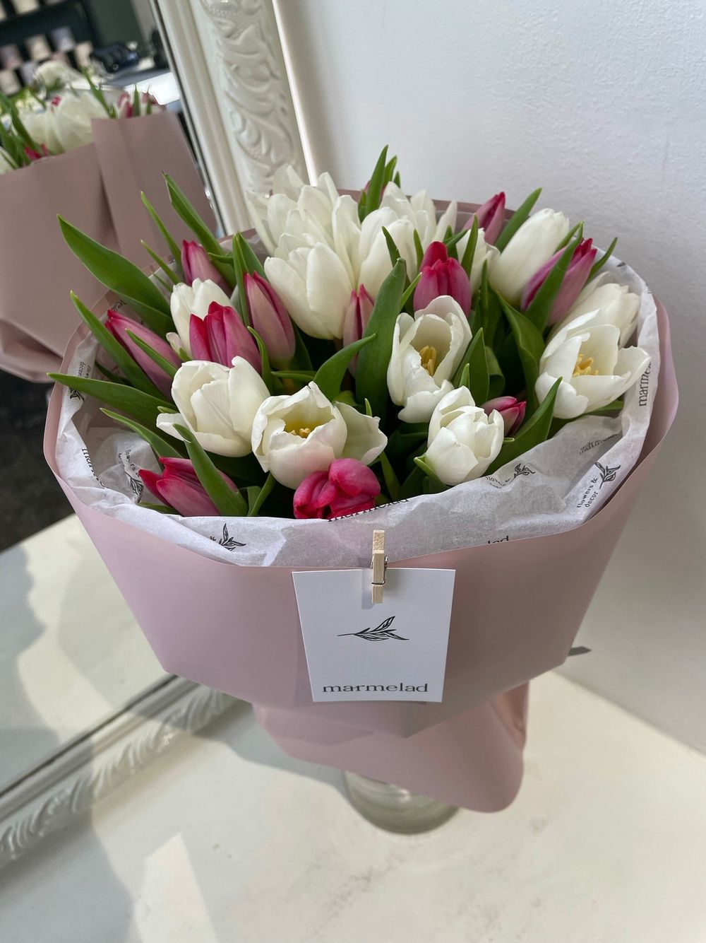 Букет из 25 белых и ярко-розовых тюльпанов