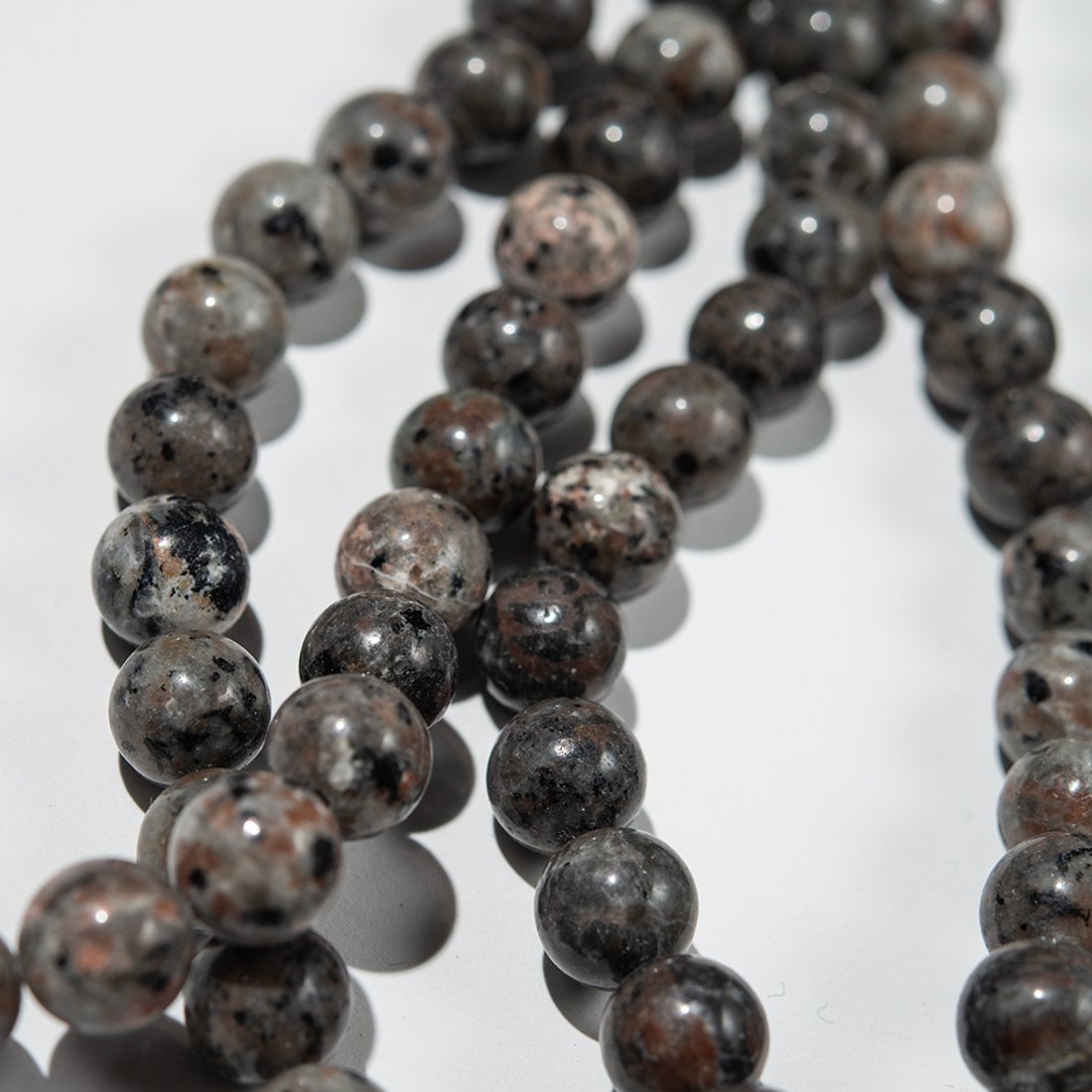 Нефелиновый сиенит (йооперлит) натуральный, шар 10,7мм