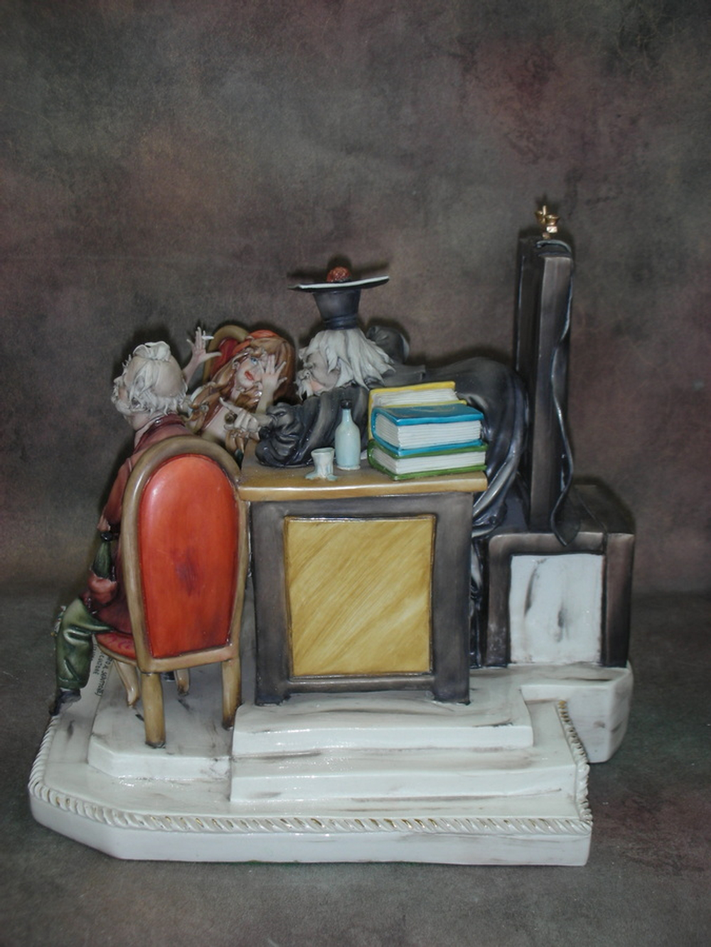 Статуэтка. Фарфор. Соблазнение осуждено. Capodimonte. Италия
