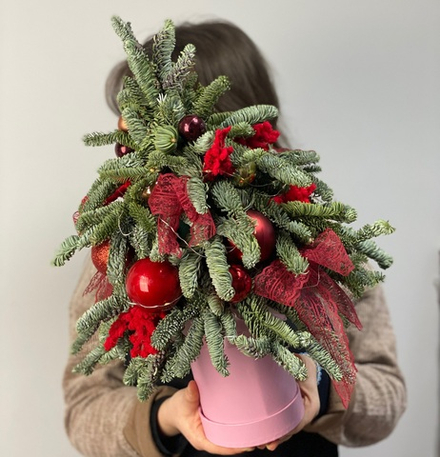 Ёлка из нобилиса с ёлочными игрушками в красном цвете 1061