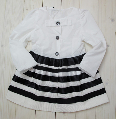 Плащ детский с отделкой контрастными атласными лентами