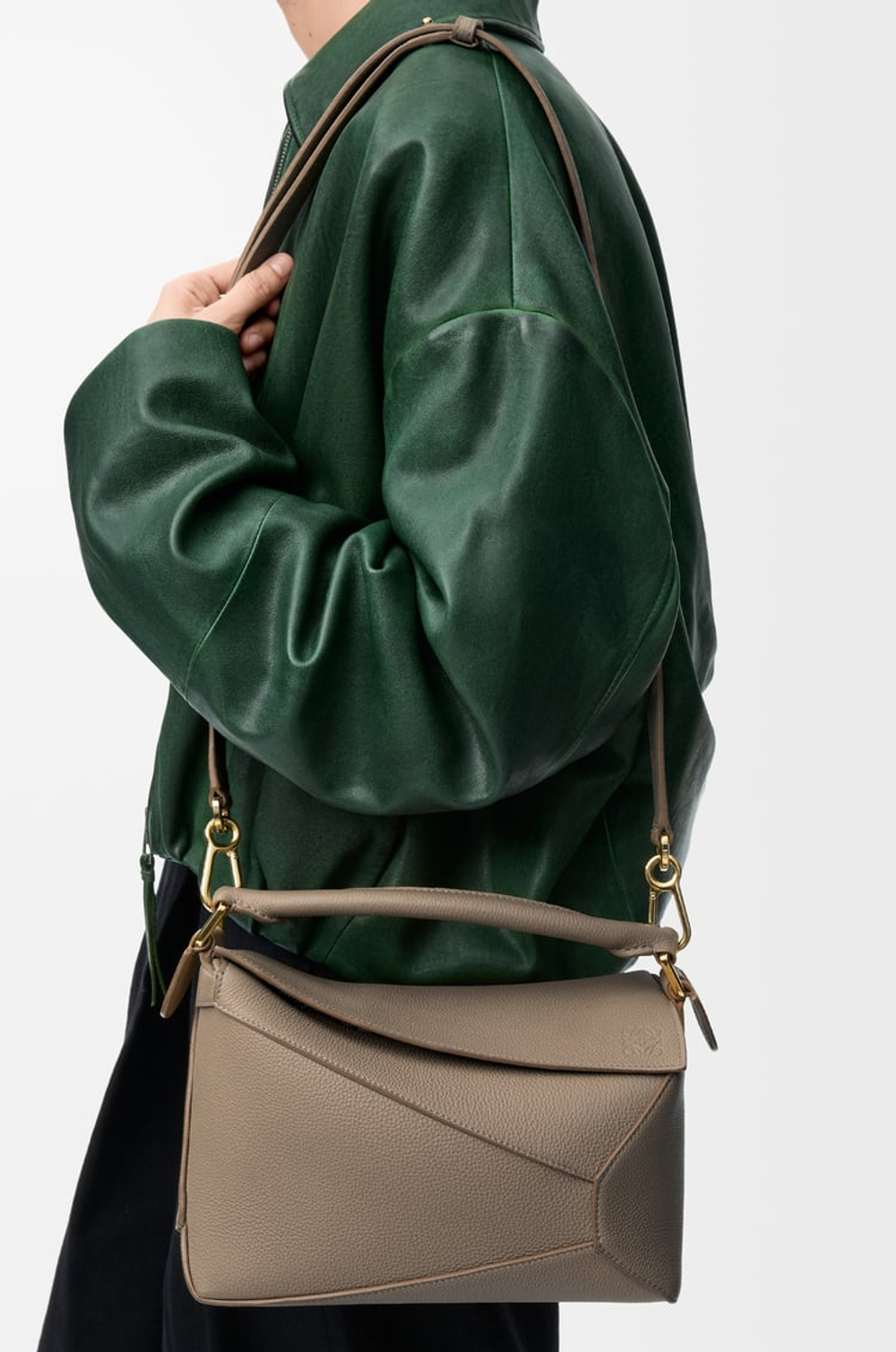 Loewe Маленькая сумка Puzzle Edge из мягкой зернистой телячьей кожи, серо-коричневый