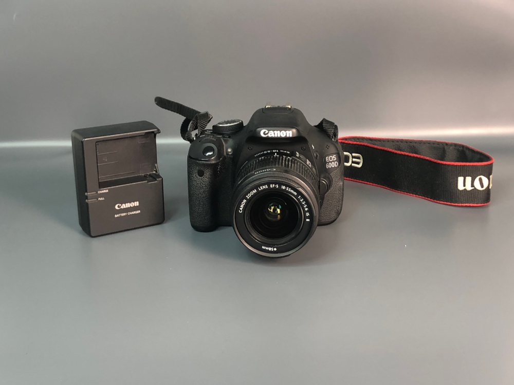 Canon 600D Kit 18-55mm 3.5-5.6 IS STM II 3.700 кадров
