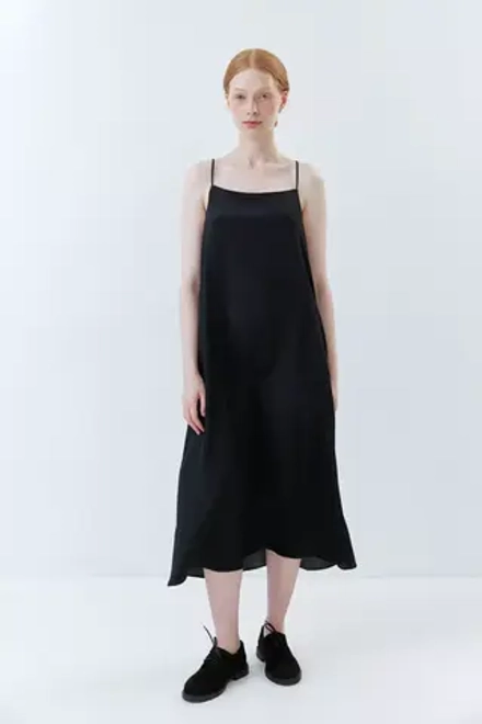 Черное платье на бретелях из шелка с вискозой