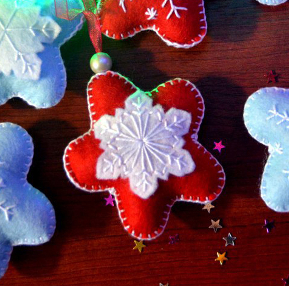 Подарочная новогодняя ёлочная игрушка из фетра ручной работы с цитрусовым запахом Красная Снежинка