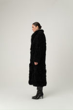 Длинная чёрная шуба