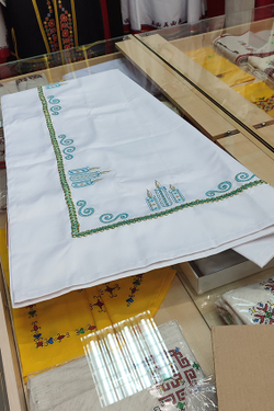 Скатерть столовая с вышивкой