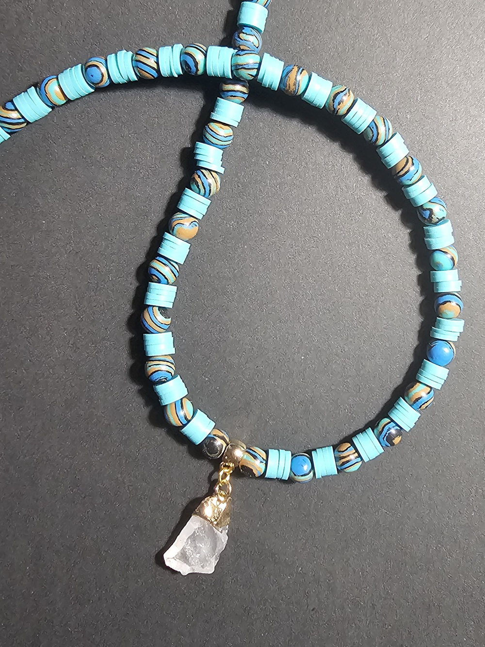 Колье ручной работы из натурального голубого малахита и каучука " Пестрая лента"