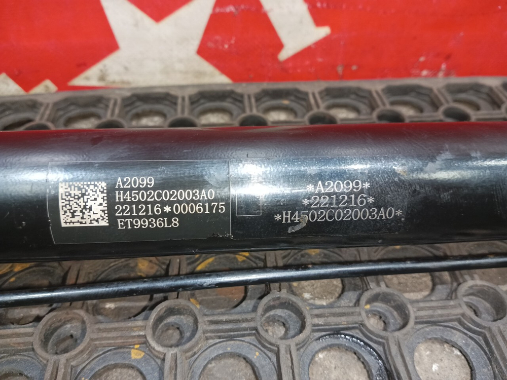 Цилиндр подъема кабины левый 2023г.