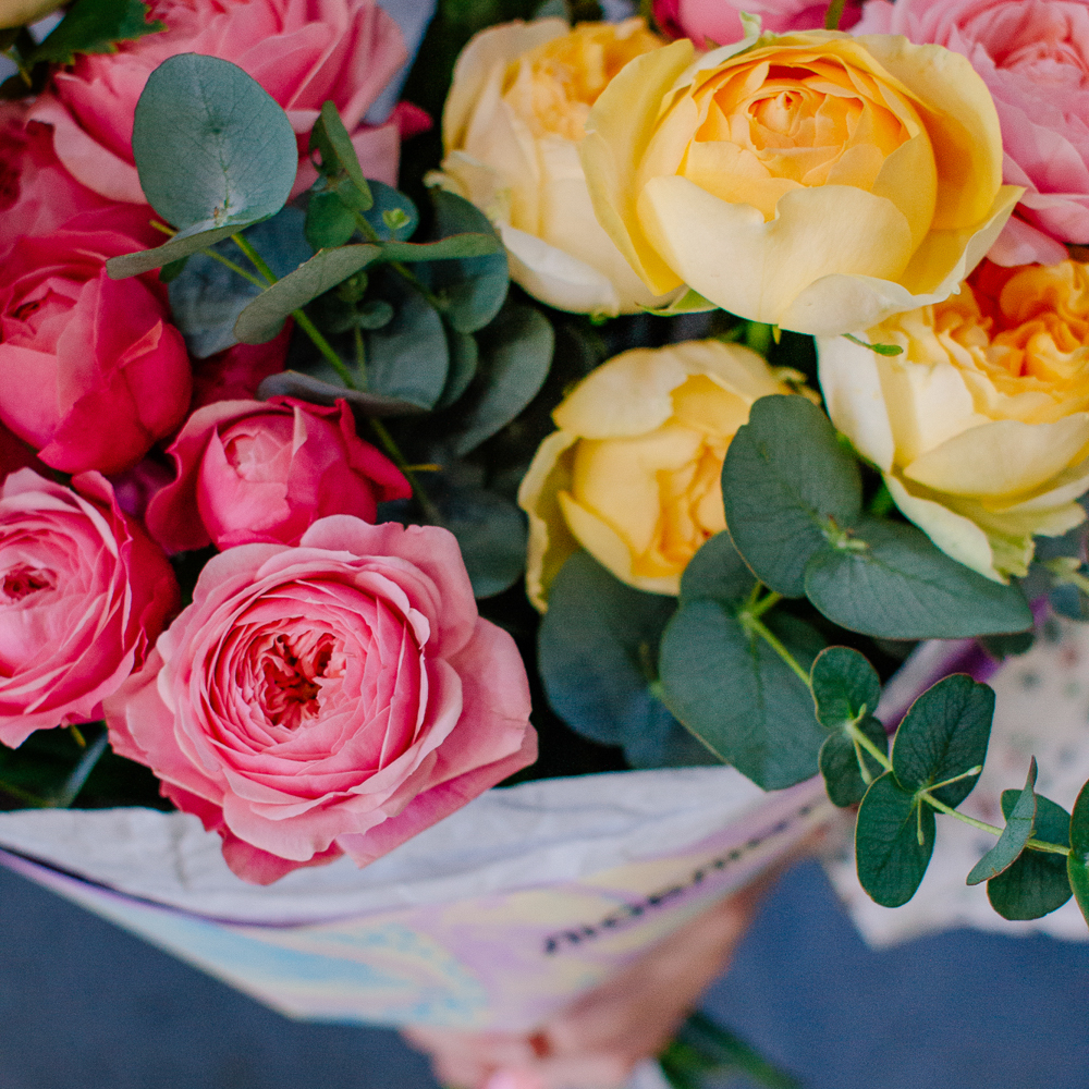 144. Акварельный букет-микс из кустовых пионовидных роз