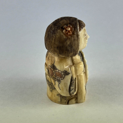 Статуэтка нэцкэ Девушка с веером