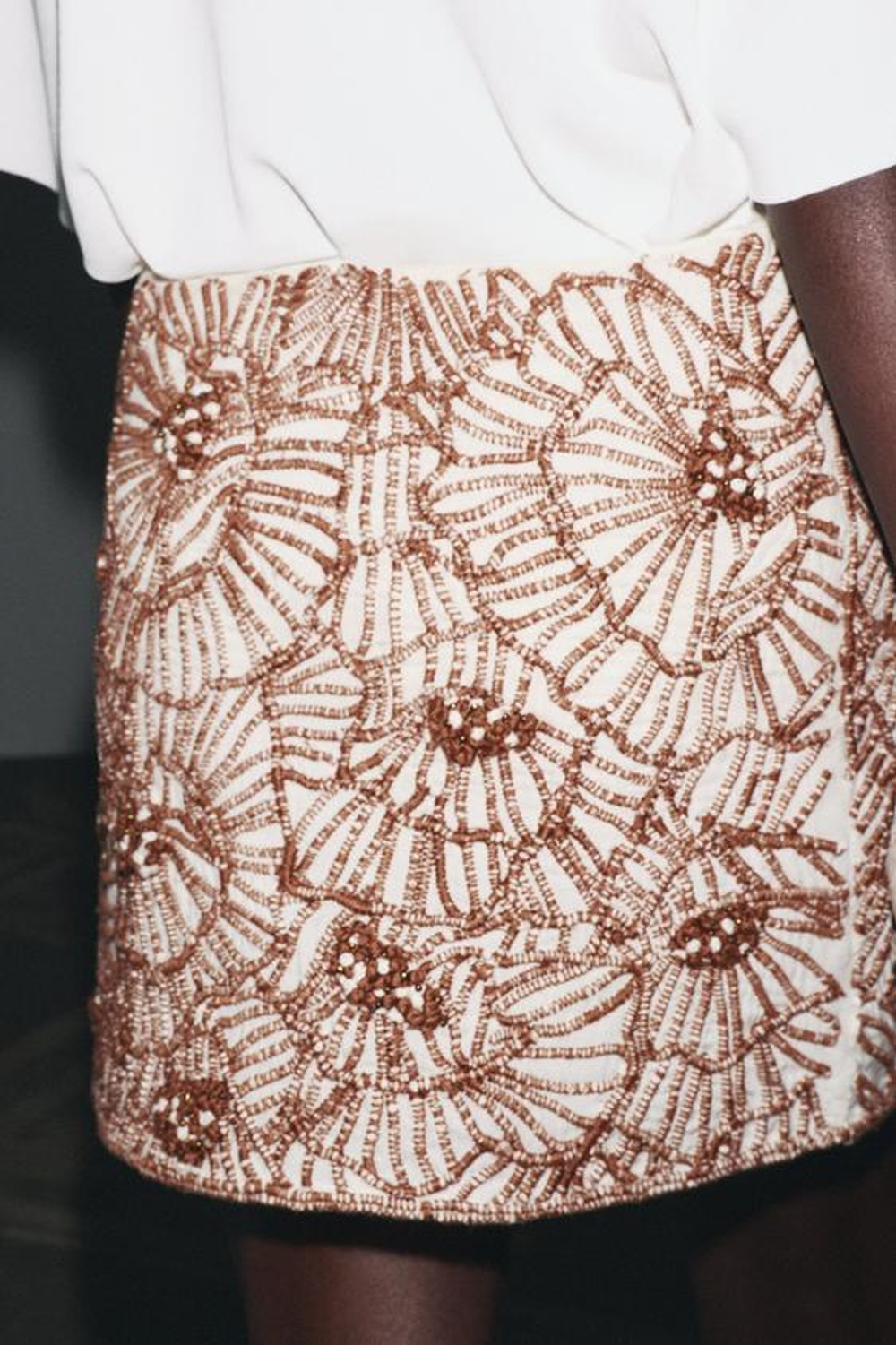 ZARA КОРОТКАЯ ЮБКА С ВЫШИВКОЙ В ВИДЕ ЦВЕТОВ — ZW COLLECTION, ЭКРЮ/КОРИЧНЕВЫЙ
