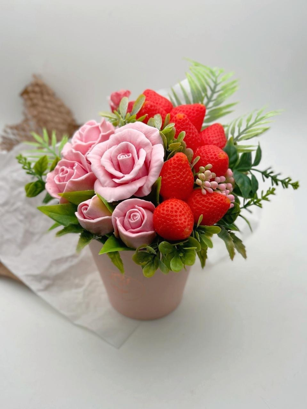 «Клубника в розах» букет