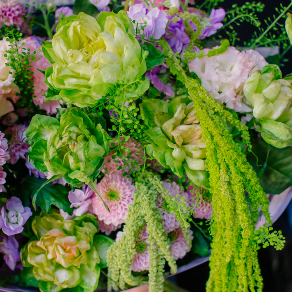 32. Нежный экзотический букет с амарантом