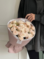 Букет из кустовой пионовидной розы с крупным бутоном в оформлении