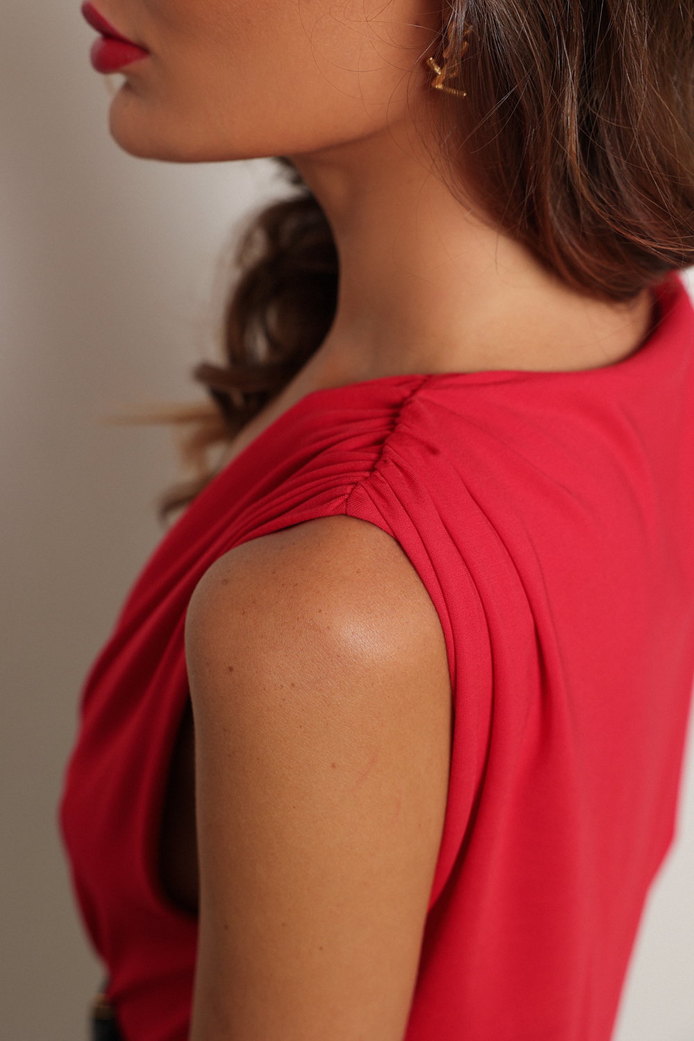 Боди с глубоким вырезом красное