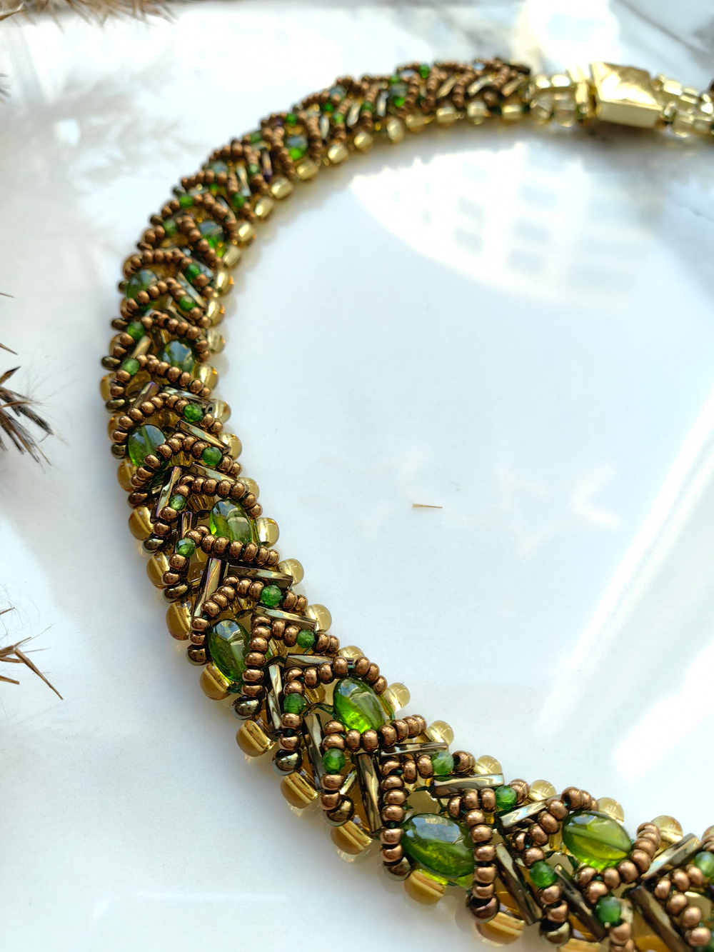 Колье из бисера "Змейка" ручной работы с камнем Хромдиопсид