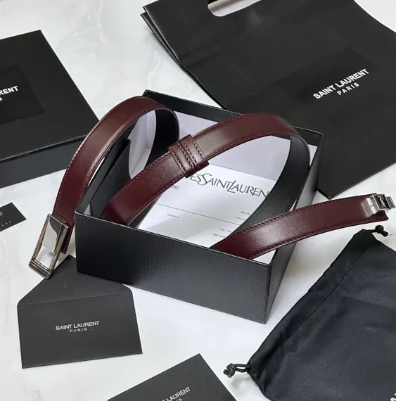 Ремень Saint Laurent с пряжкой CHARNIERE из гладкой кожи, винный