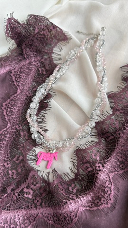 Колье из сахарного кварца и алмазного стекла с подвеской лошадка