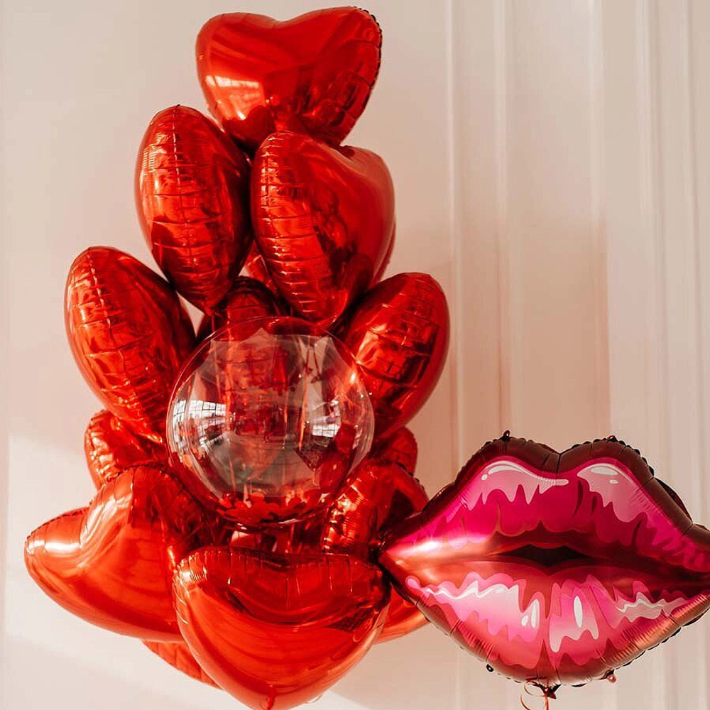 Композиция из шаров сердце и губы