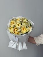 Букет из пионов в желтом оттенке и ромашки