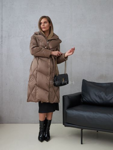 Светло-коричневый длинный пуховик с поясом