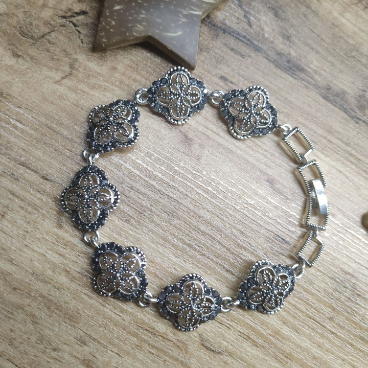 Браслет Vogue Клевер восьмилистник стразы графитовые металл серебристый на красном бархате