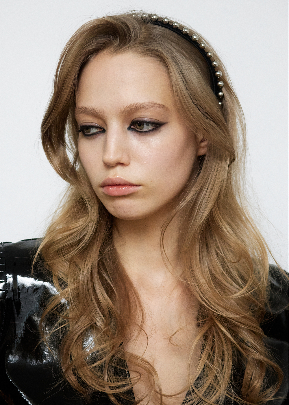 Ободок с мелкими металлическими шарами