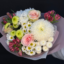 Букет из зефирной хризантемы, Микса сантини и альстромерий с розами