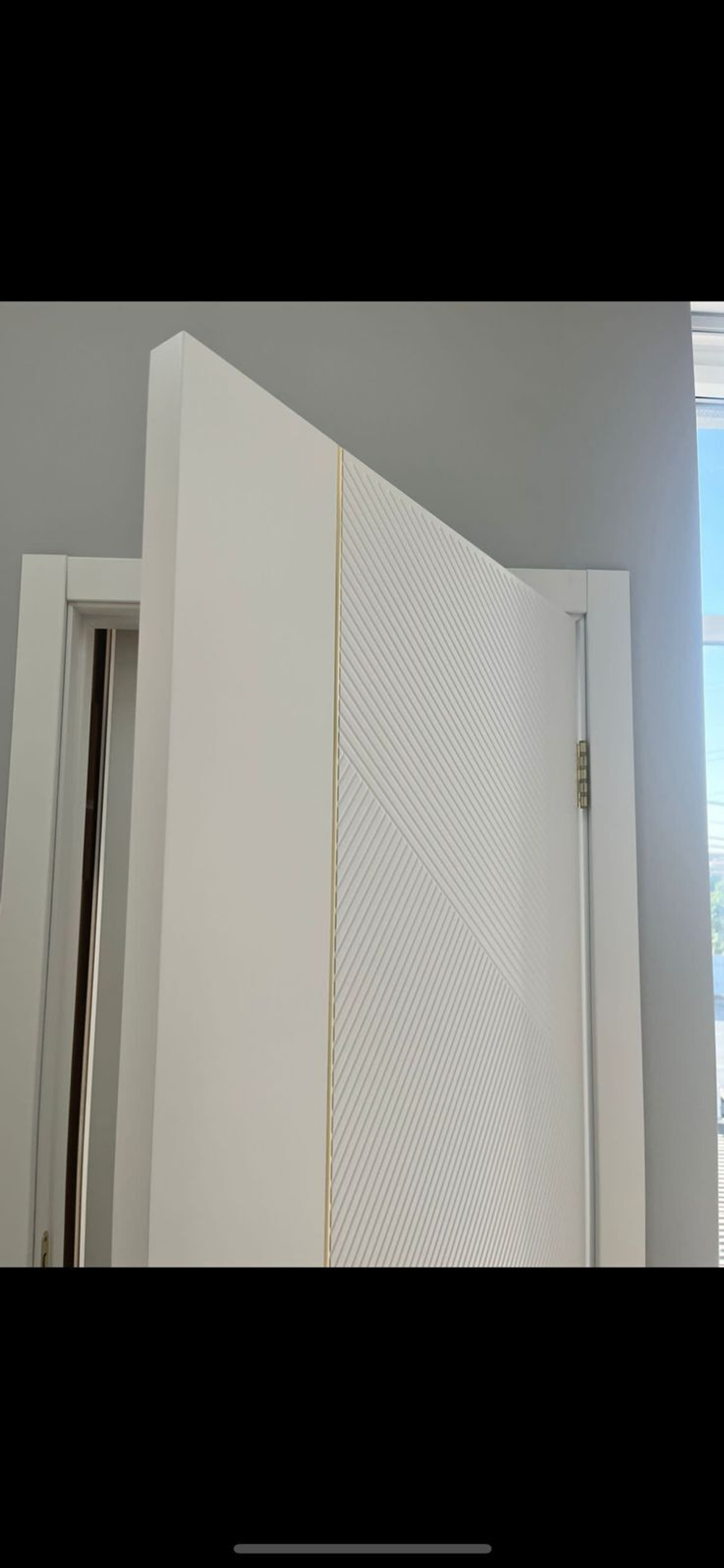 Дверь межкомнатная Соло эмаль белая/молдинг золото