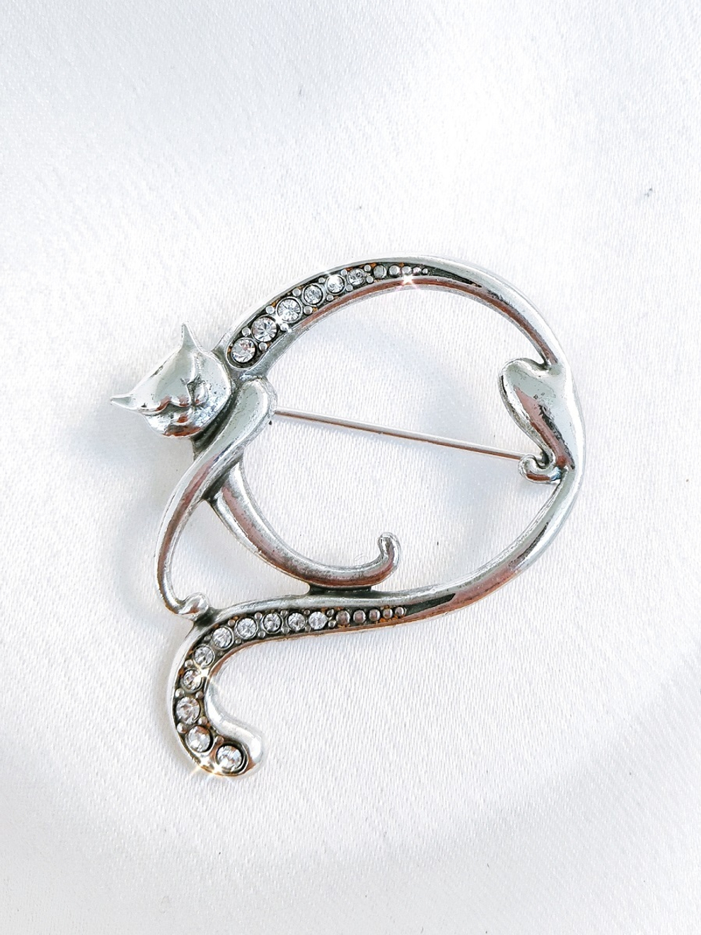 "Слип-Кэт" брошь в серебряном покрытии из коллекции "Позитивчики" от Jenavi с замком булавка