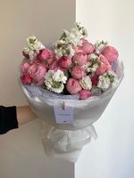 Авторский букет из яркой кустовой пионовидной розы с маттиолой