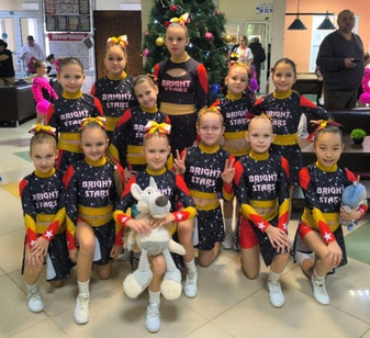 Команда чирлидеров из Тольятти получила новые костюмы