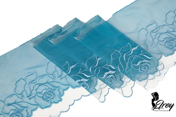 05-153 Вышивка на неэл. сетке двухслойная 20 см, Розы, голубой (правая)