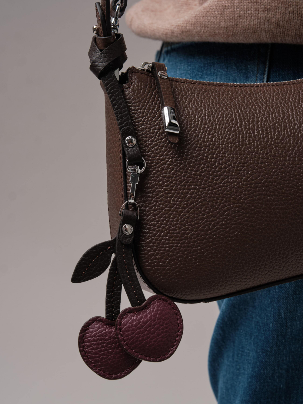 Кожаная сумка багет кросс-боди коричневый торф